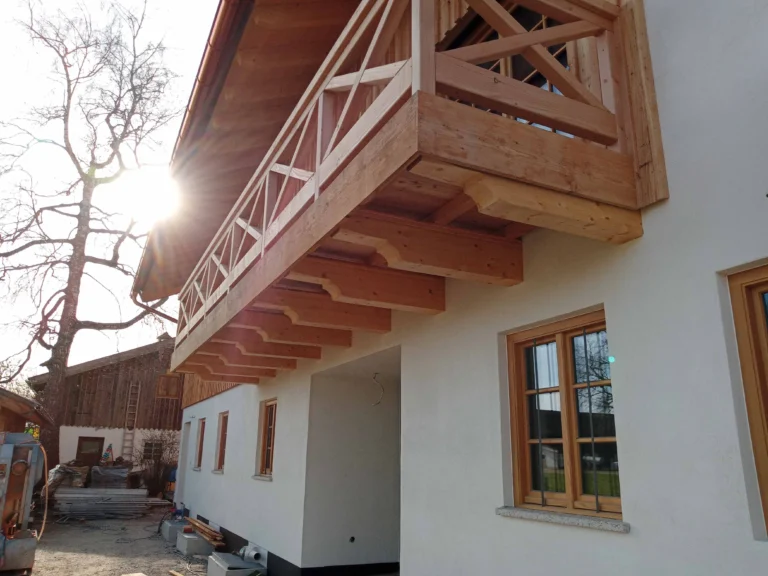 Zimmerei Krippner Aussenansicht Haus Seite Balkon