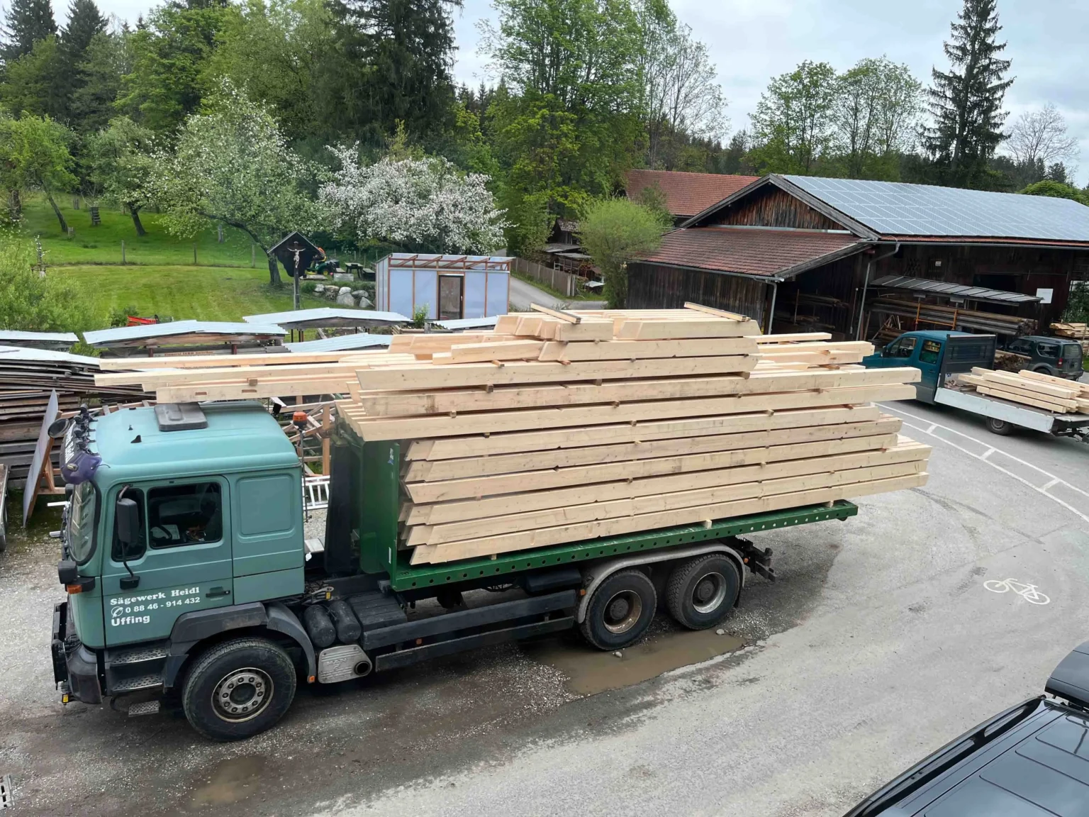 Zimmerei Krippner Fuhrpark Laster mit Holz